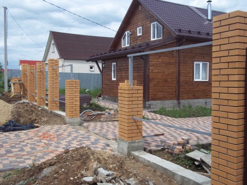 Заборы из кирпича